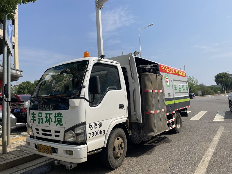 護(hù)欄清洗車(chē)