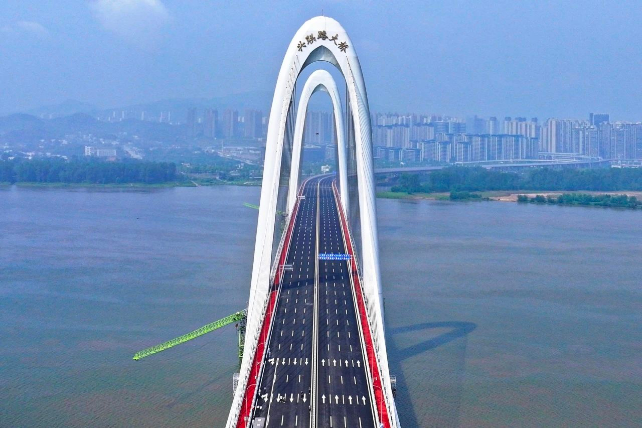 興聯(lián)路大橋路段護欄清洗-長沙市望城區(qū)主次干道環(huán)衛(wèi)清掃保潔第六輪社會化承包項目標(biāo)段十三（交通護欄）