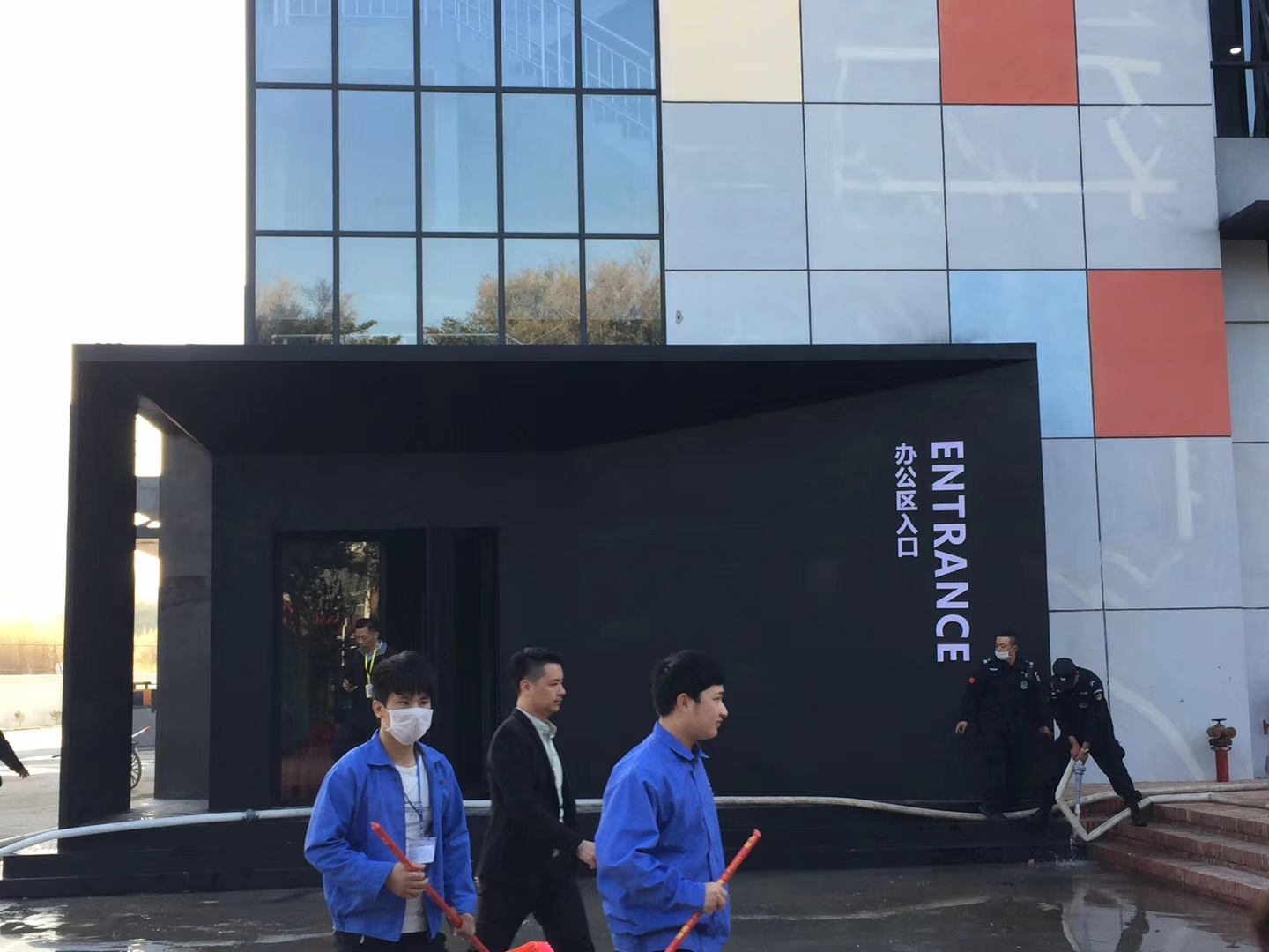 深圳市麥克兄弟科技總部東財(cái)B2棟和財(cái)務(wù)中心外墻裝飾工程