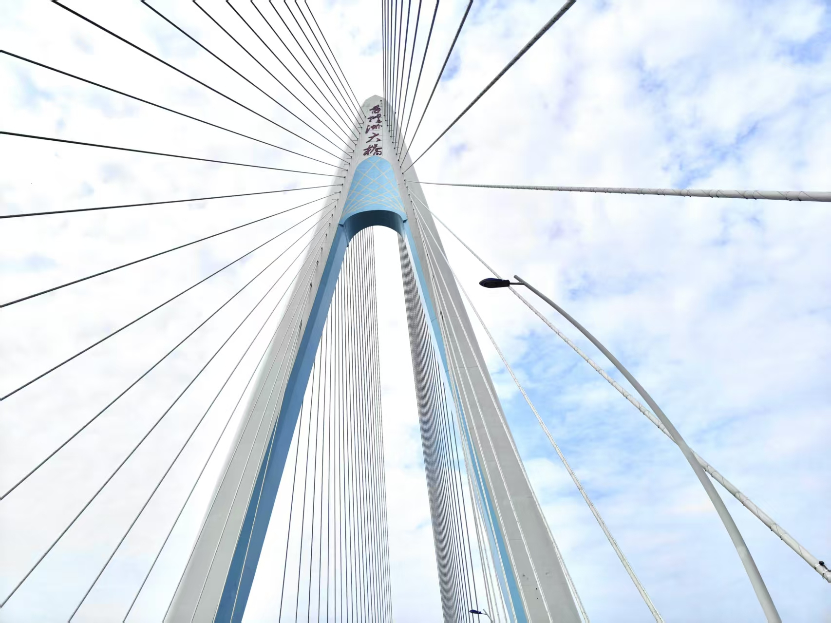 豐品項(xiàng)目丨香爐洲大橋精細(xì)化護(hù)欄清洗